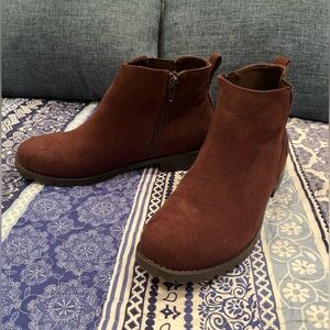 Women’s zipper boots
